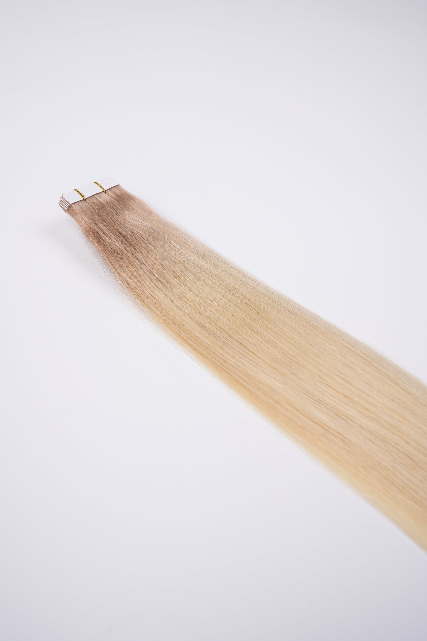 Tape Extensions Aschblonder Ansatz mit Übergang in helles Blond