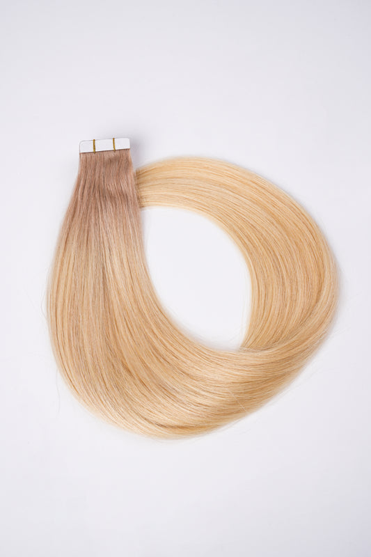 Tape Extensions Aschblonder Ansatz mit Übergang in helles Blond